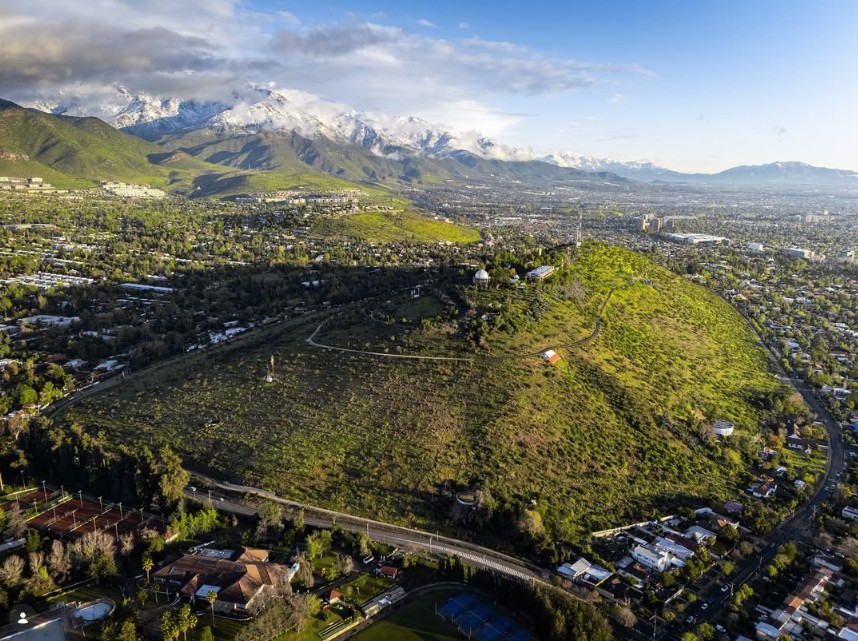 Vista aérea amplia de Cerro Calán
