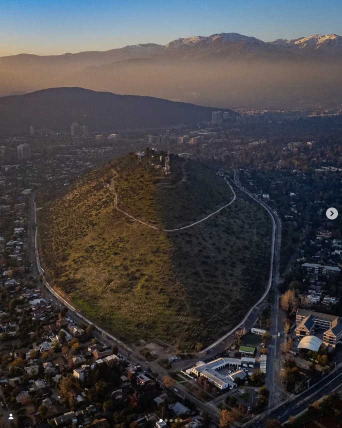 Cerro Calán durante la hora dorada