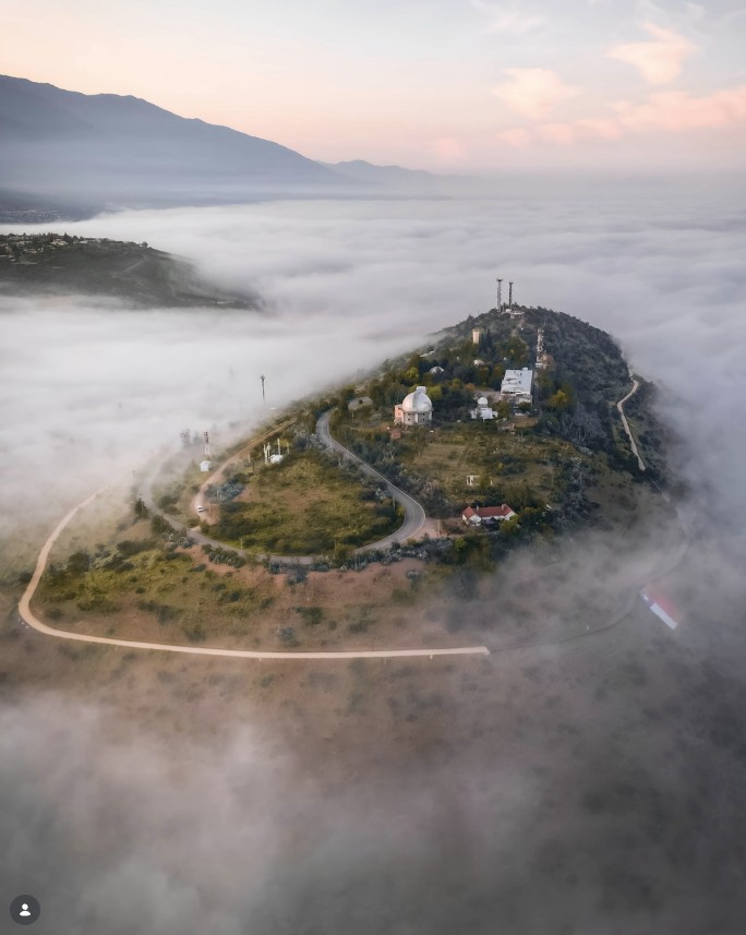 Cerro Calán entre la niebla